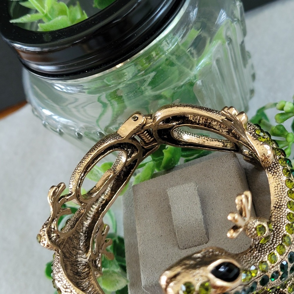 Green Rhinestone Gecko Hinged Cuff Bracelet Gold Tone Figural Statement - Picture 7 of 12